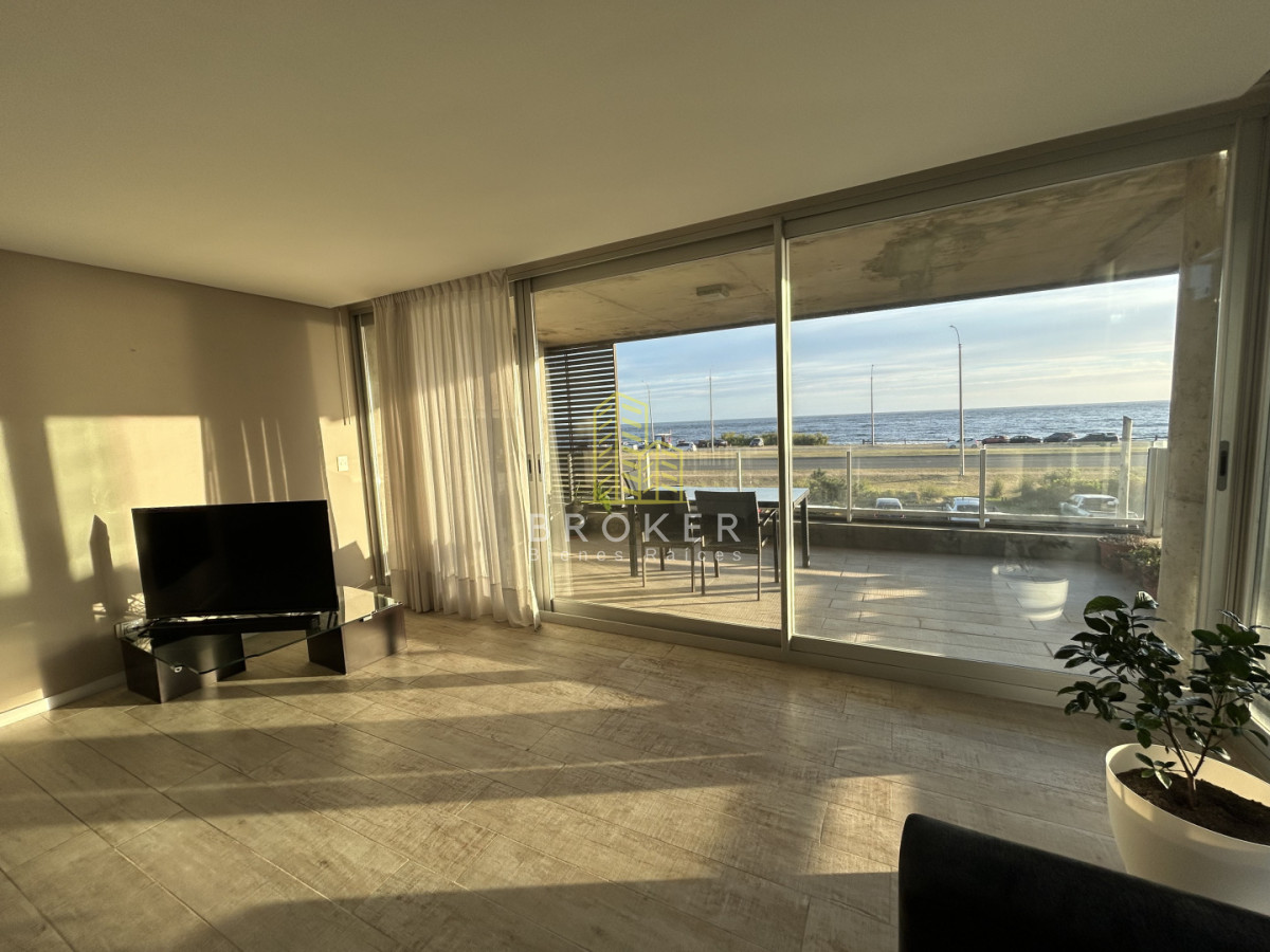 Apartamento ID.185/Venta_Apartamento_Punta_Del_Este_primera_línea_vista_al_mar_parrrillero - Venta Departamento Punta Del Este Playa Mansa vista al mar parrrillero estufa 3 cocheras