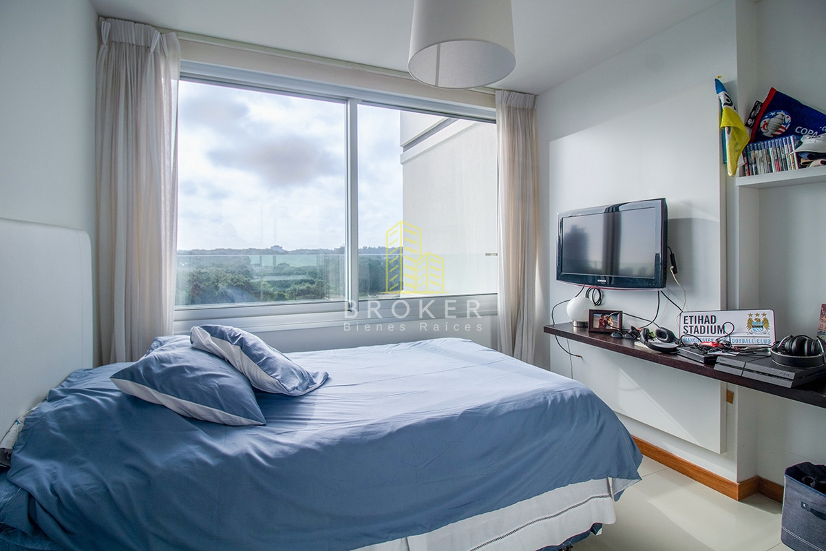Apartamento ID.1669/Alquiler_de_apartamento_de_3_dormitorios_primera_linea_Brava_en_Punta_del_Este,_Uruguay. - Alquiler de apartamento de 3 dormitorios primera linea Brava en Punta del Este, Uruguay.