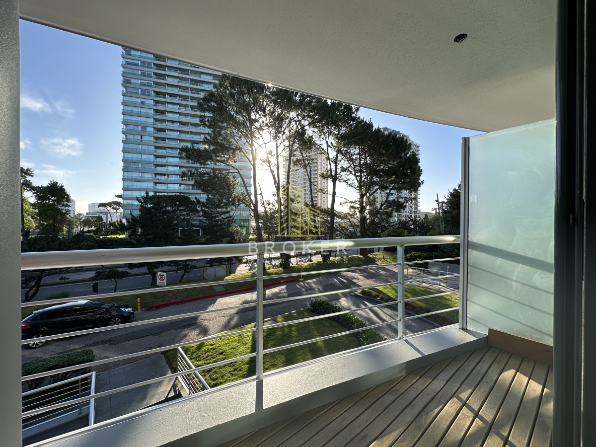 Apartamento ID.2043/Venta_de_apartamento_de_dos_dormitorios_a_media_cuadra_del_shopping_de_Punta_del_Este,_Uruguay. - Venta de apartamento de dos dormitorios a media cuadra del shopping de Punta del Este, Uruguay.