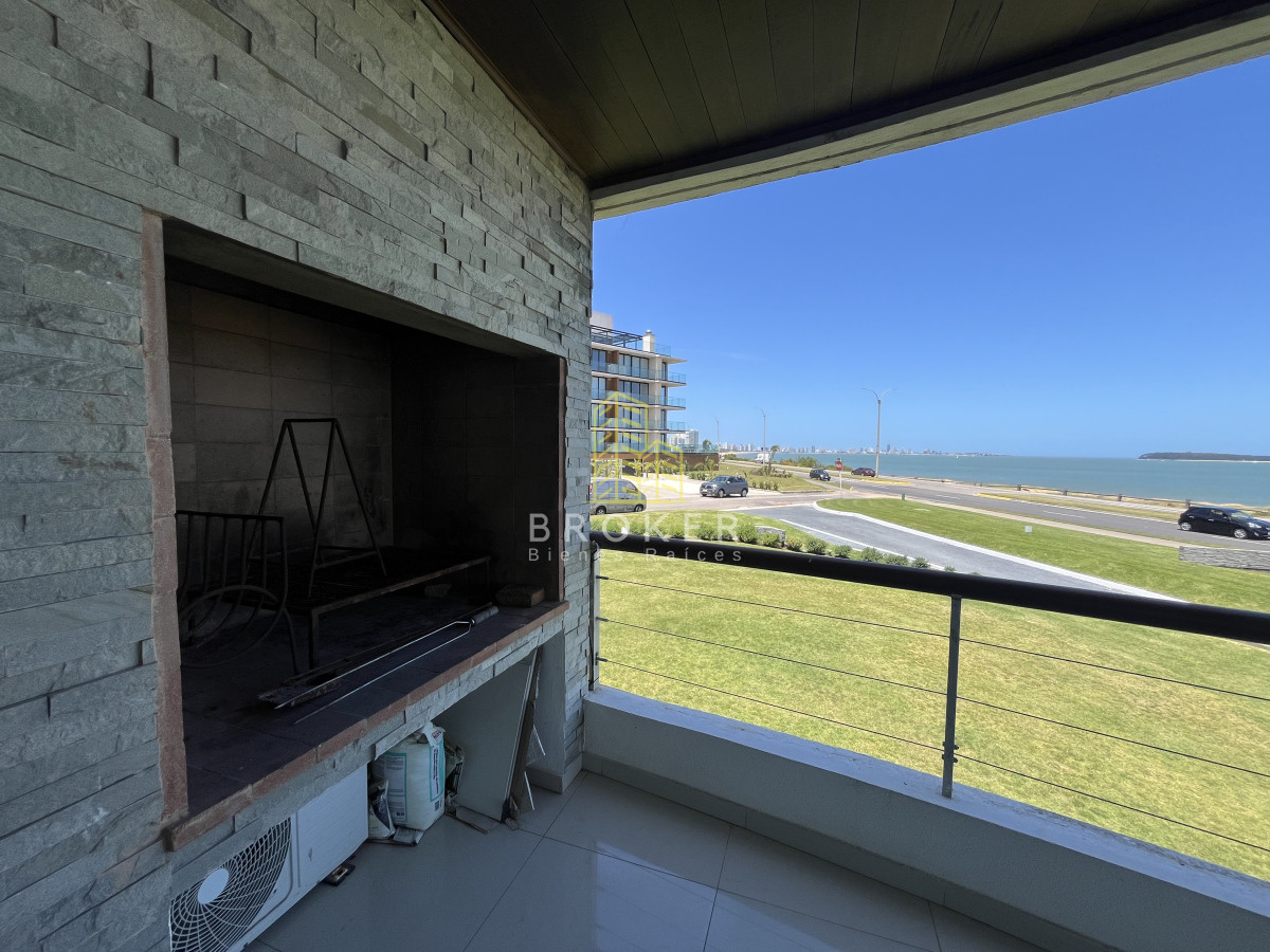 Apartamento ID.2105/Venta_Apartamento_Primera_Linea_Mansa_frente_al_mar_con_Parrillero_propio._Punta_del_Este_Uruguay - Venta Apartamento Primera Linea Mansa frente al mar con Parrillero propio. Punta del Este Uruguay
