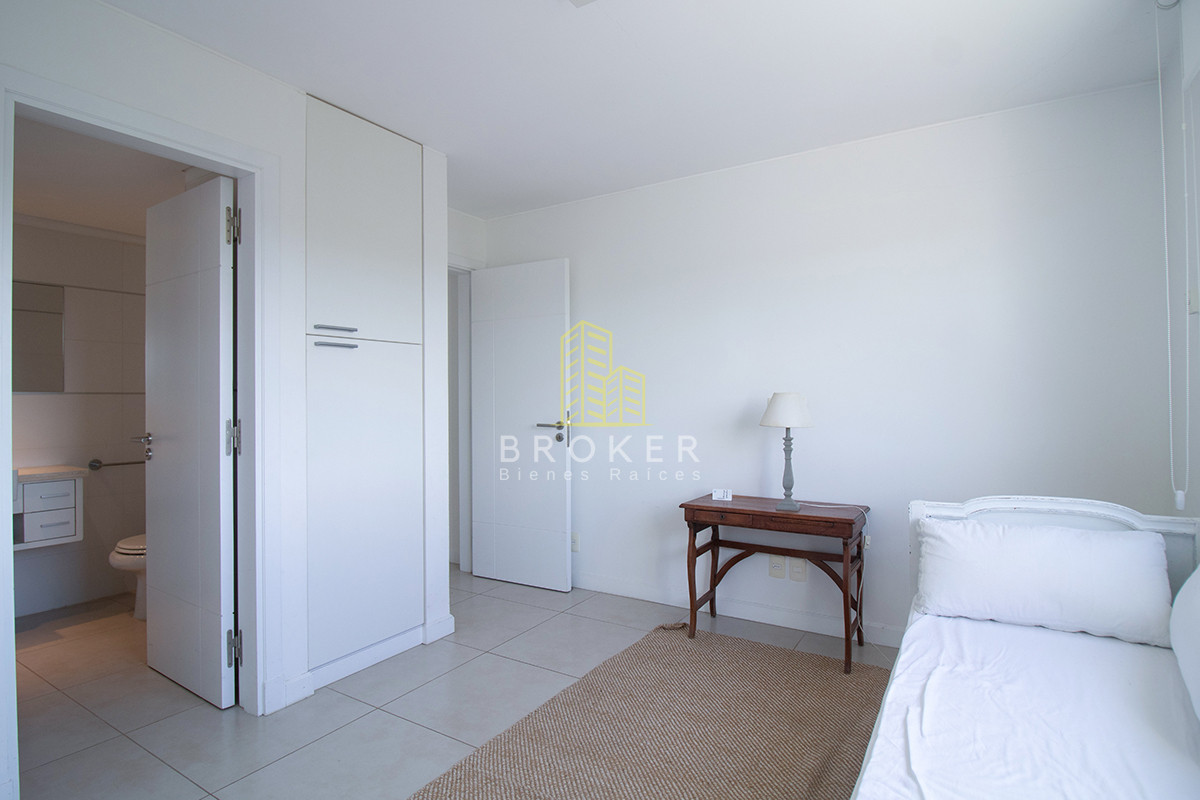 Apartamento ID.806/Venta_o_alquiler_de_Penthouse_en_primera_linea_en_Pinares._Punta_del_Este,_Uruguay. - Venta o alquiler de Penthouse en primera linea en Pinares. Punta del Este, Uruguay.