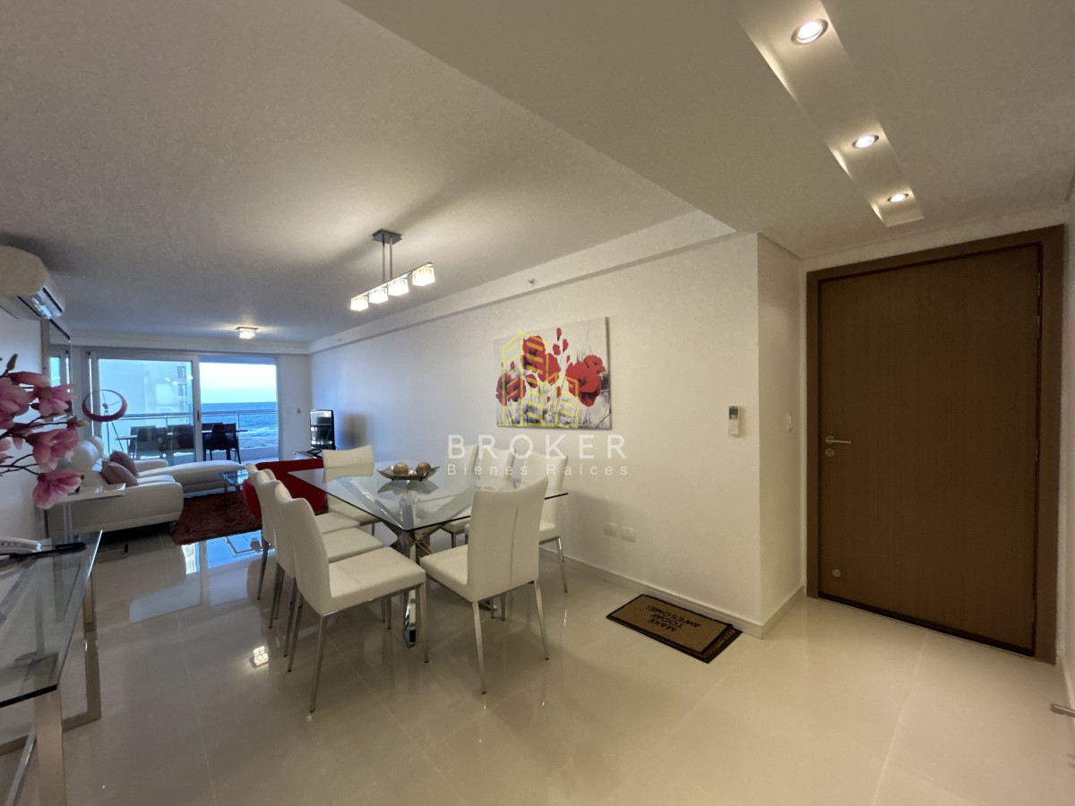 Apartamento ID.1868/Venta_de_apartamento_dos_dormitorios_con_vista_al_mar_en_torre_de_primera_categoria_en_Punta_del_Este.,_Uruguay - Venta de apartamento dos dormitorios con vista al mar en torre de primera categoria en Punta del Este., Uruguay