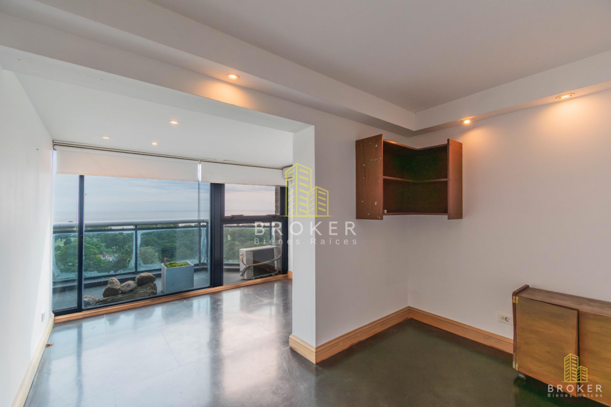 Apartamento ID.503 - Penthouse de 4 dormitorios en Golf Punta Carretas Barbacoa propia! Garage Doble