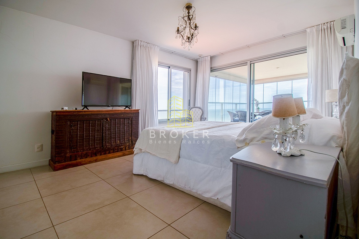 Apartamento ID.806/Venta_o_alquiler_de_Penthouse_en_primera_linea_en_Pinares._Punta_del_Este,_Uruguay. - Venta o alquiler de Penthouse en primera linea en Pinares. Punta del Este, Uruguay.