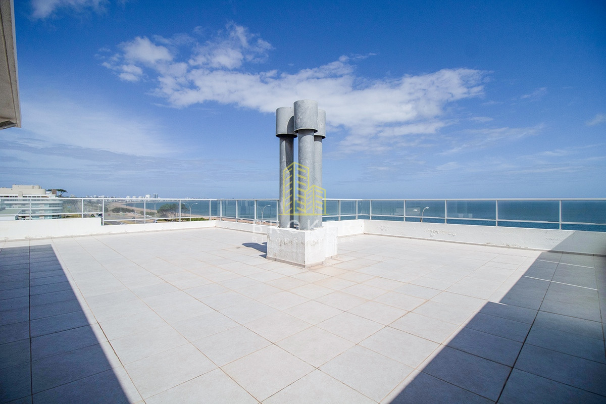 Apartamento ID.806/Venta_o_alquiler_de_Penthouse_en_primera_linea_en_Pinares._Punta_del_Este,_Uruguay. - Venta o alquiler de Penthouse en primera linea en Pinares. Punta del Este, Uruguay.