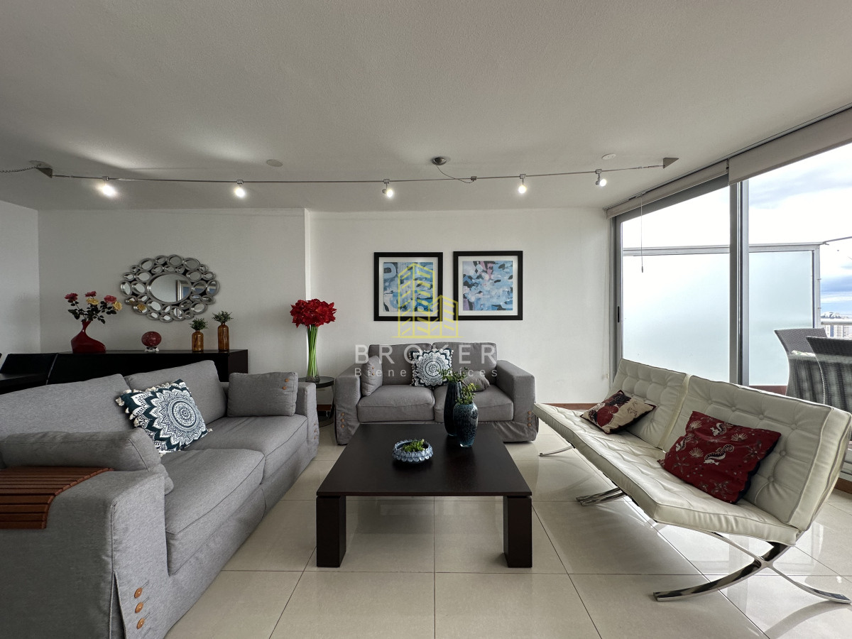Apartamento ID.2024/Venta_y_alquiller_de_espectacular_penthouse_con_vista_a_toda_la_ciudad_y_las_playas_de_Punta_del_Este. - Venta y alquiller de espectacular penthouse con vista a toda la ciudad y las playas de Punta del Este.