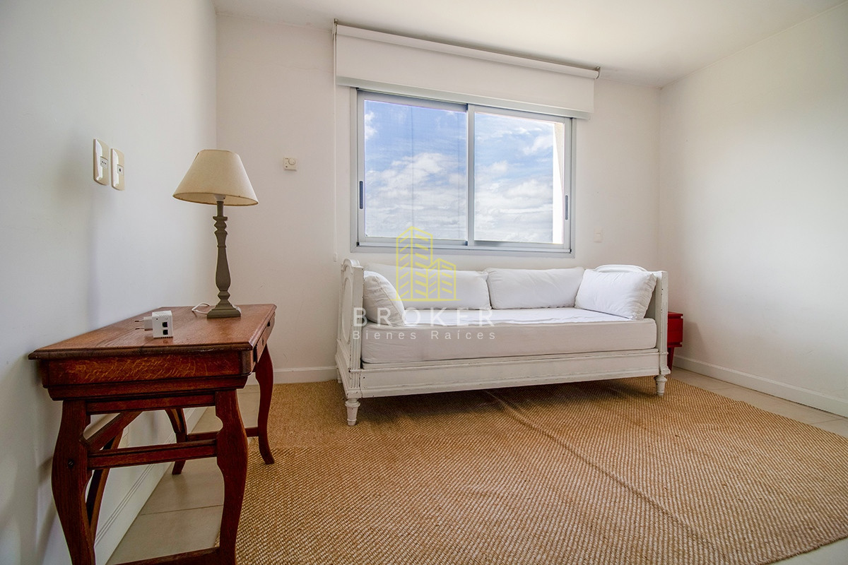 Apartamento ID.806/Venta_o_alquiler_de_Penthouse_en_primera_linea_en_Pinares._Punta_del_Este,_Uruguay. - Venta o alquiler de Penthouse en primera linea en Pinares. Punta del Este, Uruguay.
