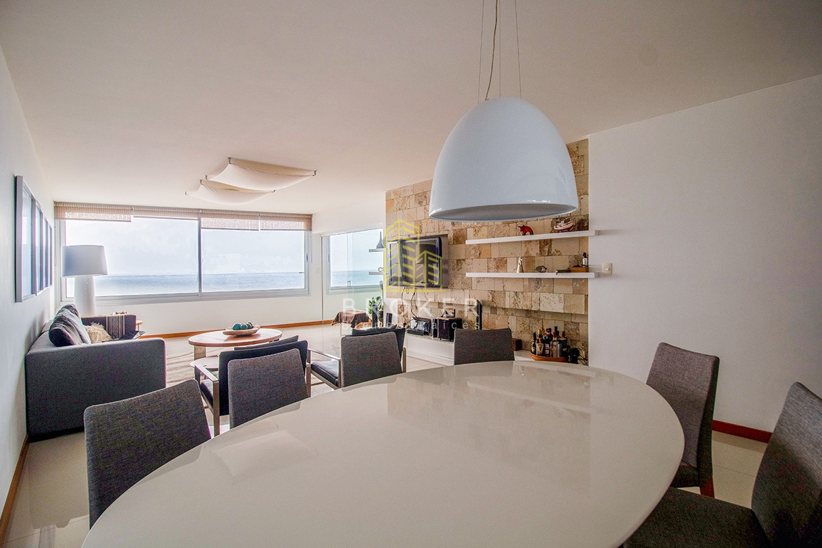 Apartamento ID.1669/Alquiler_de_apartamento_de_3_dormitorios_primera_linea_Brava_en_Punta_del_Este,_Uruguay. - Alquiler de apartamento de 3 dormitorios primera linea Brava en Punta del Este, Uruguay.