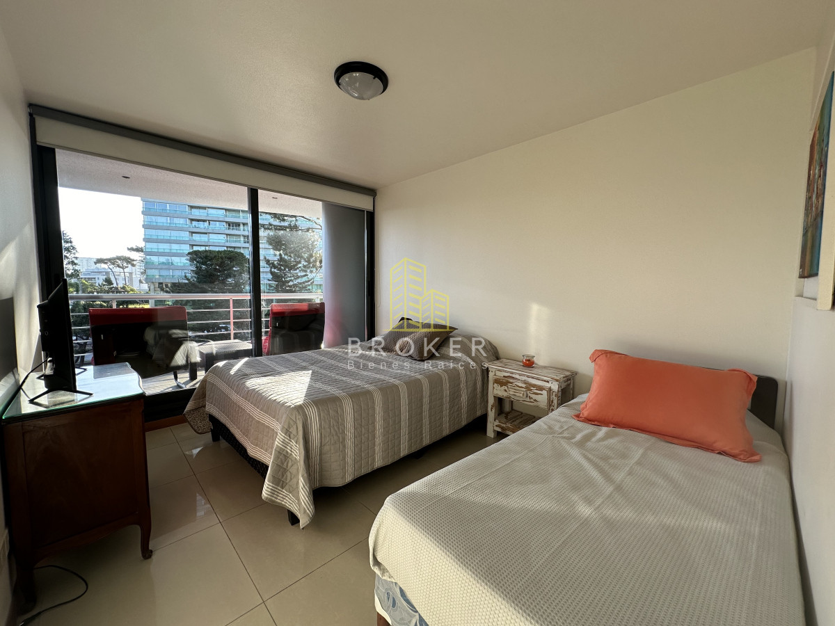Apartamento ID.2043/Venta_de_apartamento_de_dos_dormitorios_a_media_cuadra_del_shopping_de_Punta_del_Este,_Uruguay. - Venta de apartamento de dos dormitorios a media cuadra del shopping de Punta del Este, Uruguay.