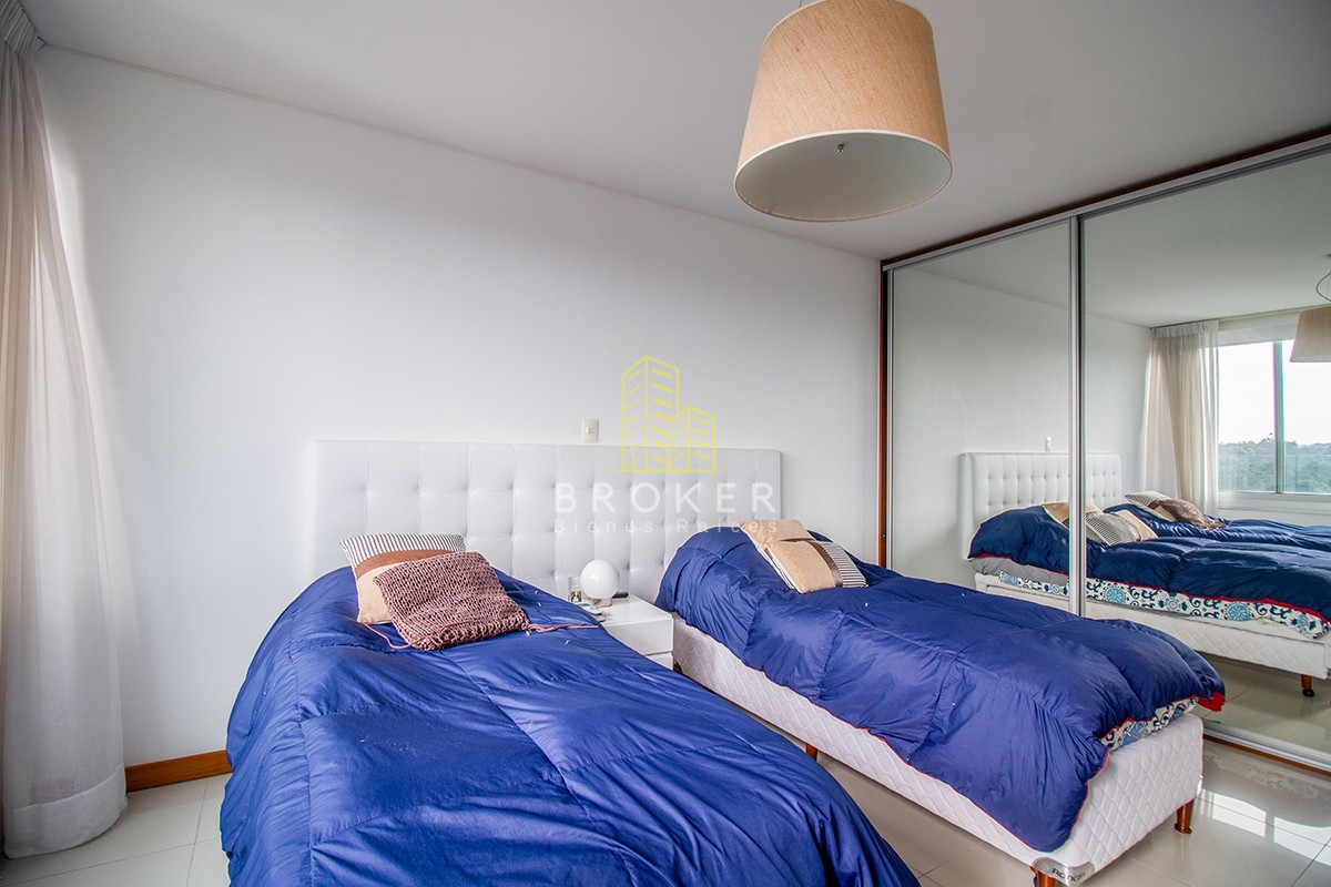 Apartamento ID.1669/Alquiler_de_apartamento_de_3_dormitorios_primera_linea_Brava_en_Punta_del_Este,_Uruguay. - Alquiler de apartamento de 3 dormitorios primera linea Brava en Punta del Este, Uruguay.
