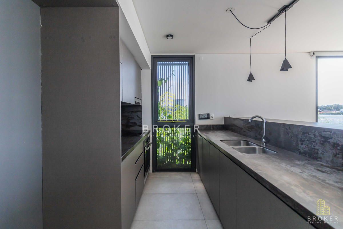 Apartamento ID.106/Venta_Apartamento__Triplex_3_Dormitorios_En_Carrasco__(ref:_Bkb-1775) - Venta Apartamento  Triplex 3 Dormitorios En Carrasco  (ref: Bkb-1775)