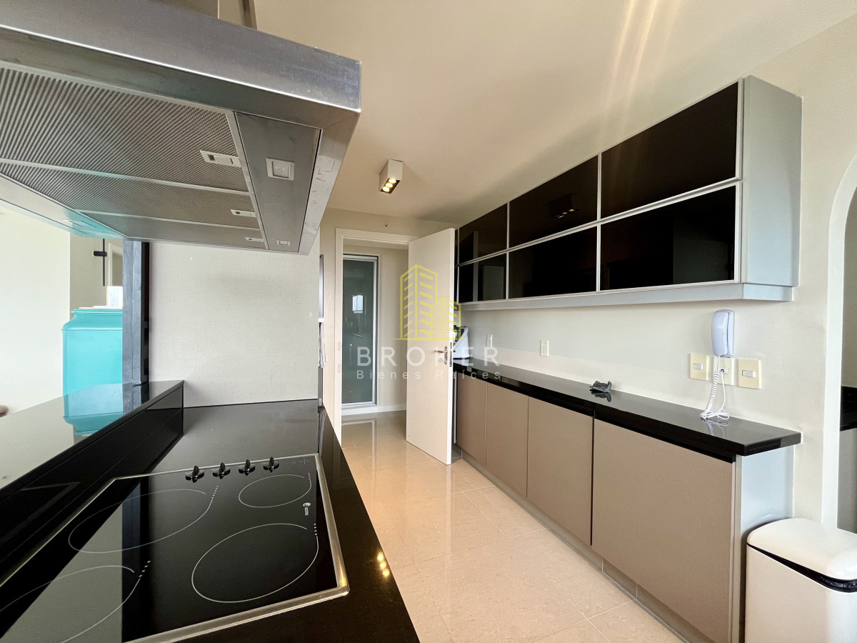 Apartamento ID.2012/Venta_Apartamento_de_4_dormitorios_a_metros_del_mar_en_Playa_Brava,_Punta_del_Este,_Maldonado - Venta Apartamento de 4 dormitorios a metros del mar en Playa Brava, Punta del Este, Maldonado