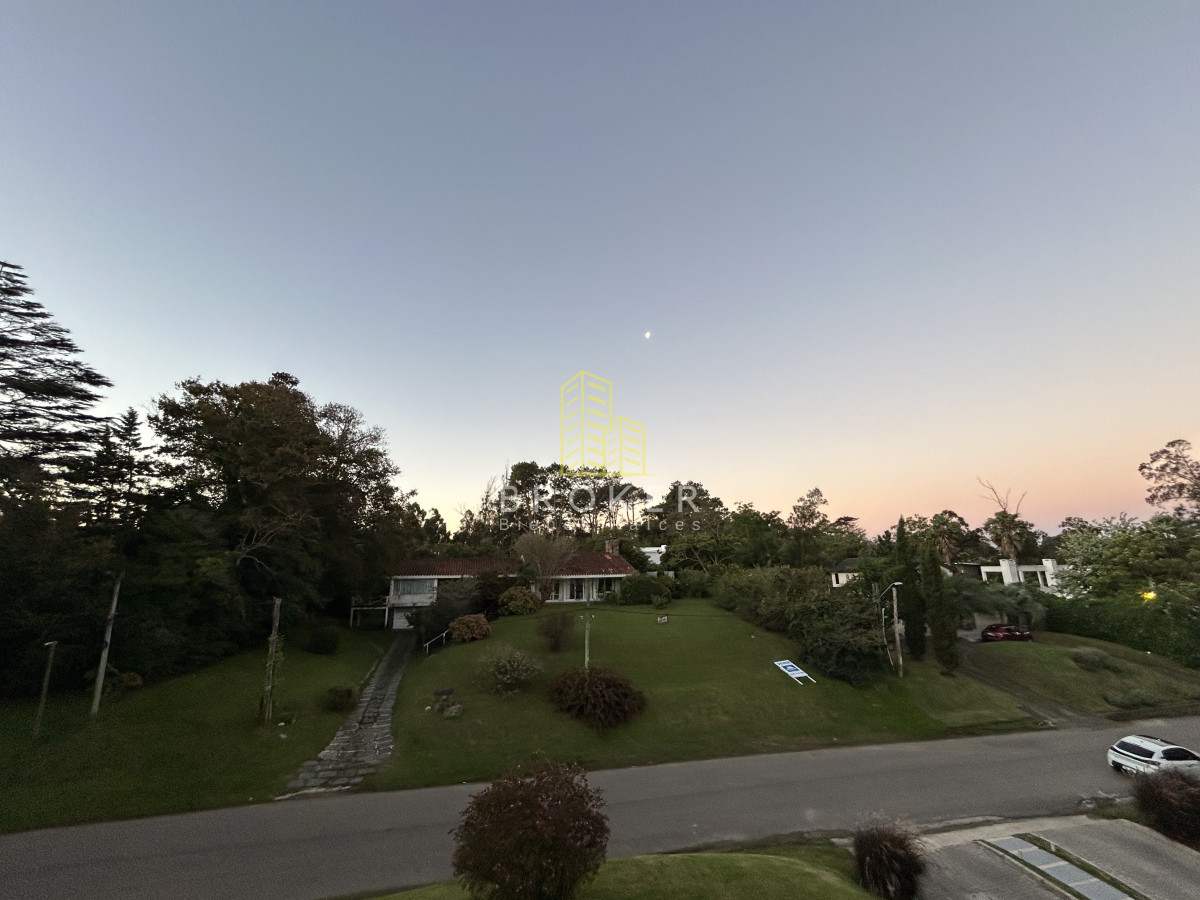 Apartamento ID.2305/OPORTUNIDAD_penthouse_de_200m2_con_terraza_exclusiva_y_parrillero_en_edificio_con_servicios_en_Punta_del_Este - OPORTUNIDAD penthouse de 200m2 con terraza exclusiva y parrillero en edificio con servicios en Punta del Este