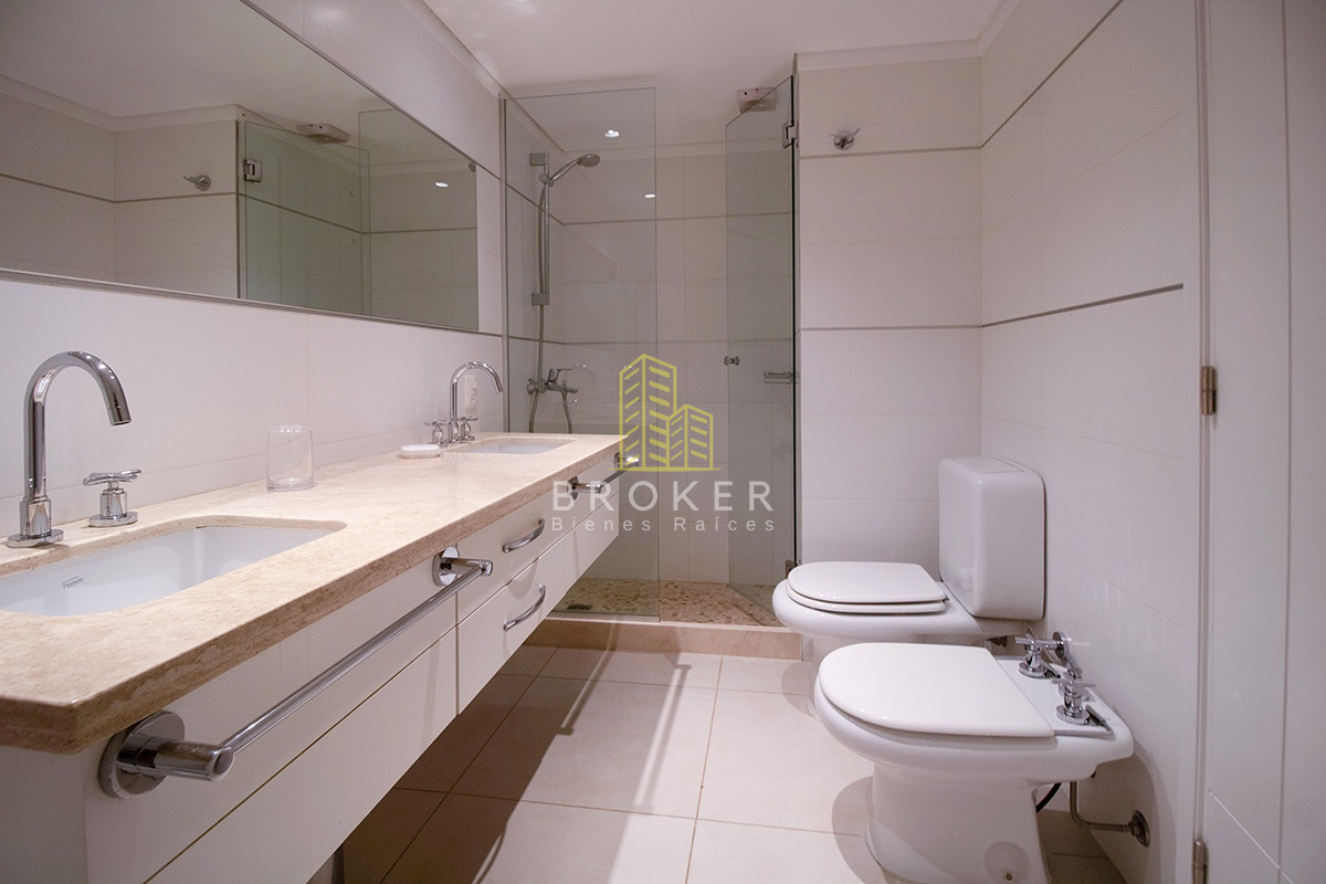Apartamento ID.806/Venta_o_alquiler_de_Penthouse_en_primera_linea_en_Pinares._Punta_del_Este,_Uruguay. - Venta o alquiler de Penthouse en primera linea en Pinares. Punta del Este, Uruguay.