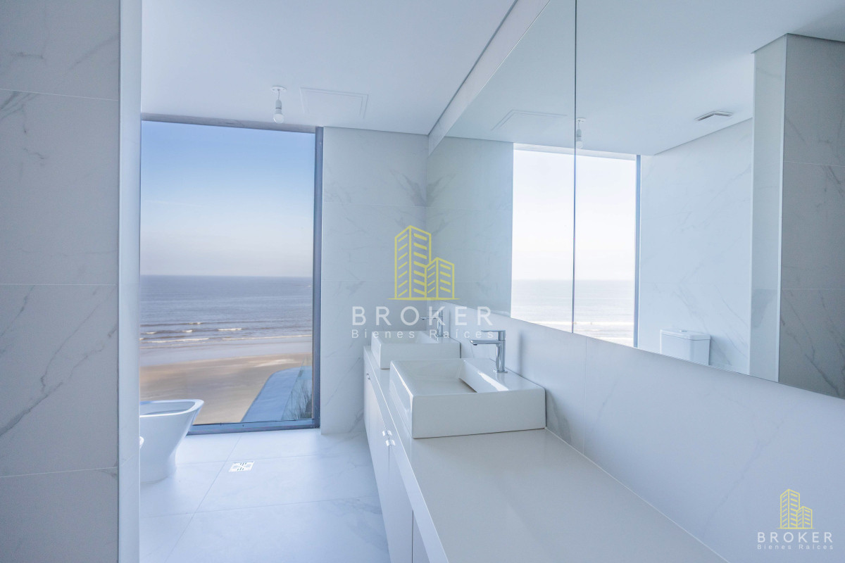 Apartamento ID.9089/Duplex_en_venta_en_Rambla_de_Carrasco_268_m2_cubiertos_46_m2_terraza - Duplex en venta en Rambla de Carrasco 268 m2 cubiertos 46 m2 terraza