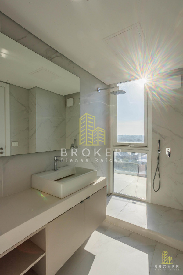 Apartamento ID.9089/Duplex_en_venta_en_Rambla_de_Carrasco_268_m2_cubiertos_46_m2_terraza - Duplex en venta en Rambla de Carrasco 268 m2 cubiertos 46 m2 terraza