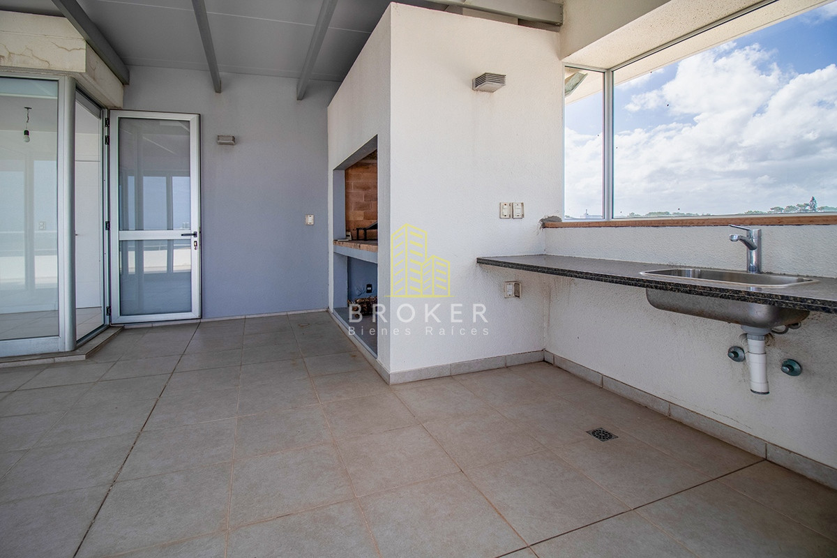 Apartamento ID.806/Venta_o_alquiler_de_Penthouse_en_primera_linea_en_Pinares._Punta_del_Este,_Uruguay. - Venta o alquiler de Penthouse en primera linea en Pinares. Punta del Este, Uruguay.