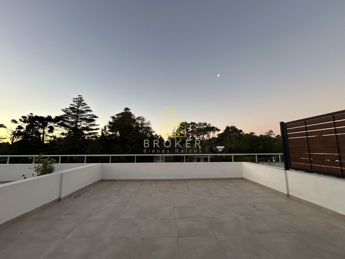 Apartamento ID.2305/OPORTUNIDAD_penthouse_de_200m2_con_terraza_exclusiva_y_parrillero_en_edificio_con_servicios_en_Punta_del_Este - OPORTUNIDAD penthouse de 200m2 con terraza exclusiva y parrillero en edificio con servicios en Punta del Este