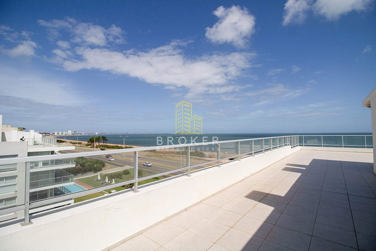Apartamento ID.806/Venta_o_alquiler_de_Penthouse_en_primera_linea_en_Pinares._Punta_del_Este,_Uruguay. - Venta o alquiler de Penthouse en primera linea en Pinares. Punta del Este, Uruguay.