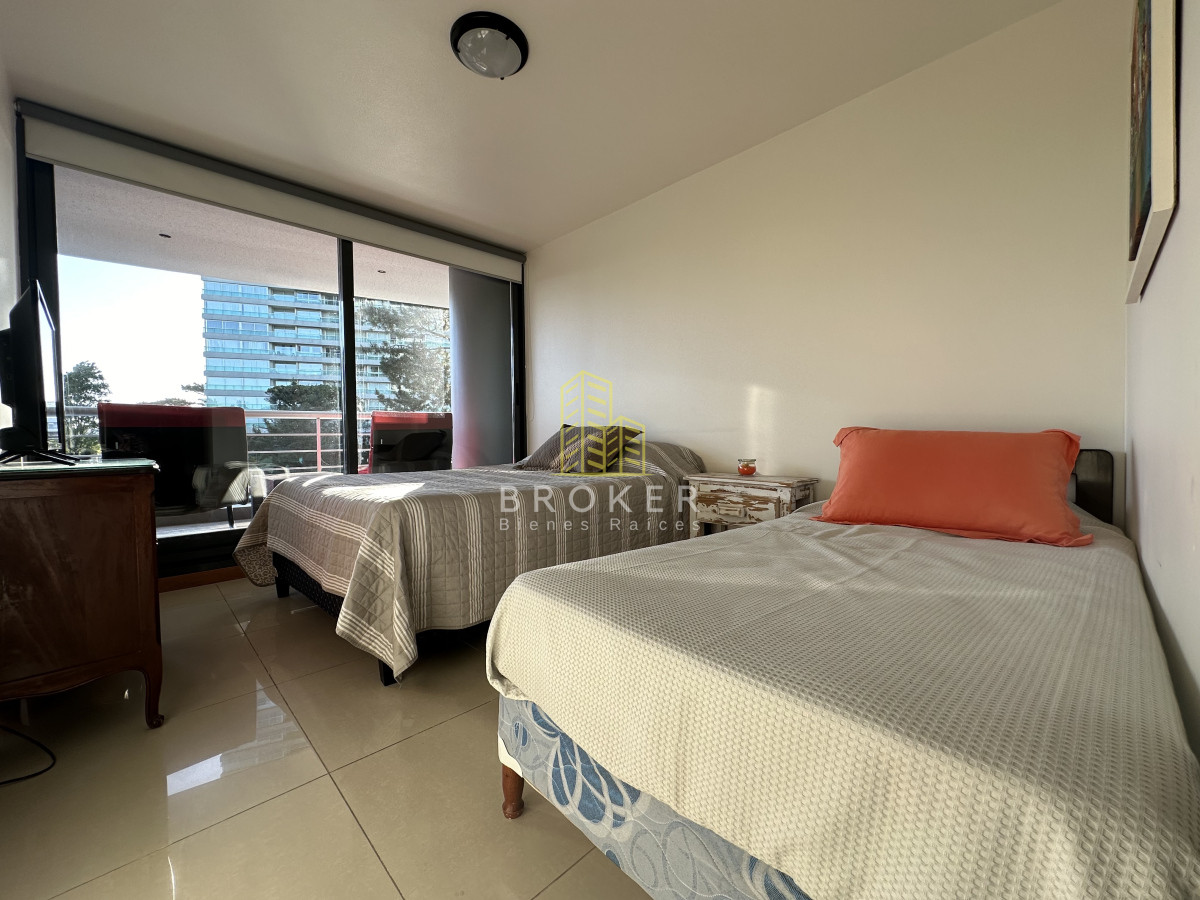 Apartamento ID.2043/Venta_de_apartamento_de_dos_dormitorios_a_media_cuadra_del_shopping_de_Punta_del_Este,_Uruguay. - Venta de apartamento de dos dormitorios a media cuadra del shopping de Punta del Este, Uruguay.
