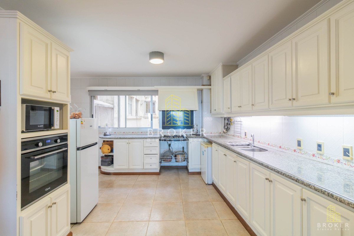 Apartamento ID.272/venta_apartamento_3_suites_mas_servicio_en_Pocitos_frente_al_mar_con_parrillero - venta apartamento 3 suites mas servicio en Pocitos frente al mar con parrillero