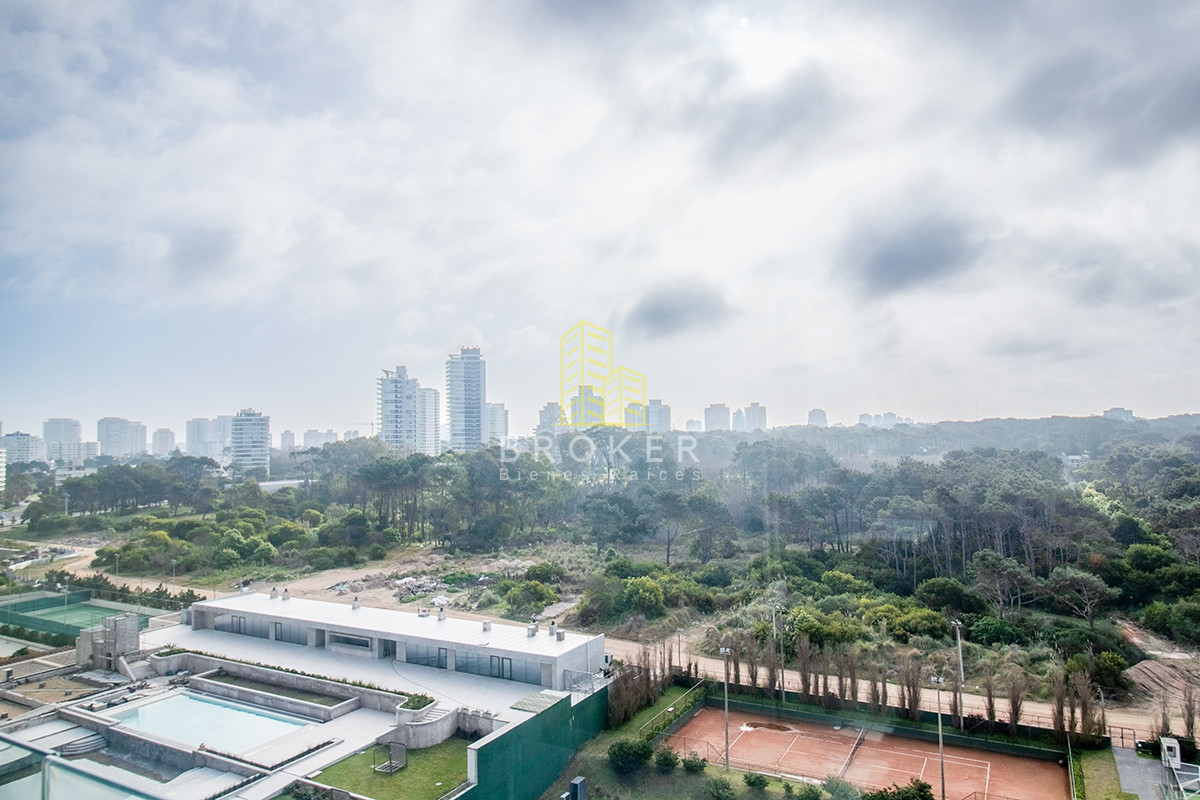 Apartamento ID.1669/Alquiler_de_apartamento_de_3_dormitorios_primera_linea_Brava_en_Punta_del_Este,_Uruguay. - Alquiler de apartamento de 3 dormitorios primera linea Brava en Punta del Este, Uruguay.