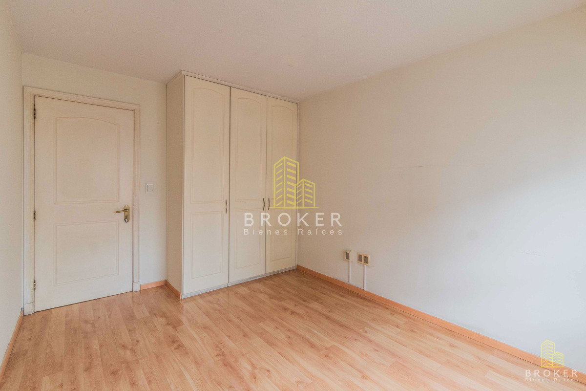Apartamento ID.1939/VENTA_DE_APARTAMENTO_2_DORMITORIOS_Y_1_BAÑO_Y_GARAGE_-_TRES_CRUCES._Montevideo_Uruguay. - VENTA DE APARTAMENTO 2 DORMITORIOS Y 1 BAÑO Y GARAGE - TRES CRUCES. Montevideo Uruguay.