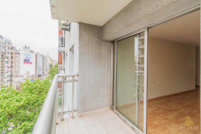 VENTA DE APARTAMENTO 2 DORMITORIOS Y 1 BAÑO Y GARAGE - TRES CRUCES. Montevideo Uruguay.