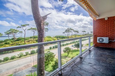 Oportunidad en primera linea de la mansa, con una vista divina al mar. Punta del Este, Uruguay.