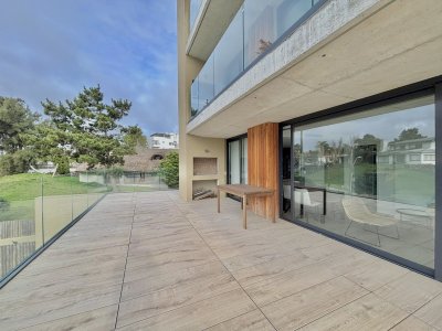 Venta apartamento 2 dormitorios punta del este mansa frente al mar parrillero 