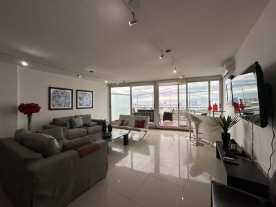 Venta y alquiller de espectacular penthouse con vista a toda la ciudad y las playas de Punta del Este.