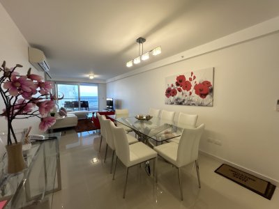 Venta de apartamento dos dormitorios con vista al mar en torre de primera categoria en Punta del Este., Uruguay