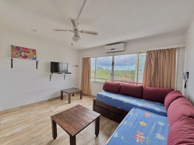Venta de apartamento en piso alto, con vista despejada, Punta del Este
