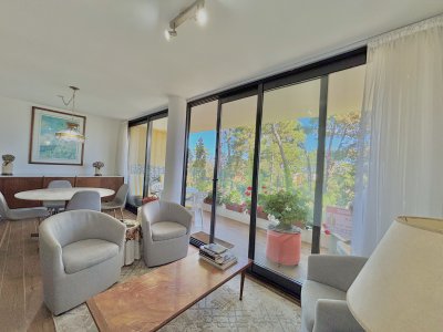 Venta apartamento de dos dormitorios, con parrillero propio, en Playa Mansa, Punta del Este