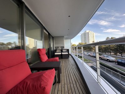 Venta de apartamento de dos dormitorios a media cuadra del shopping de Punta del Este, Uruguay.