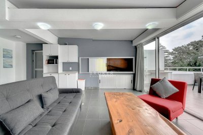 OPORTUNIDAD penthouse de 200m2 con terraza exclusiva y parrillero en edificio con servicios en Punta del Este