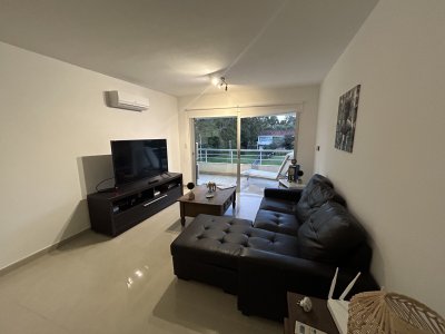 OPORTUNIDAD penthouse de 200m2 con terraza exclusiva y parrillero en edificio con servicios en Punta del Este
