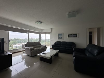 Alquiler anual de apartamento de 3 dormitorios con todos los amenities. Punta del Este, Uruguay.