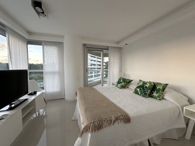 Venta de apartamento de categoria, dos dormitorios y medio en la brava con vista al mar. 
