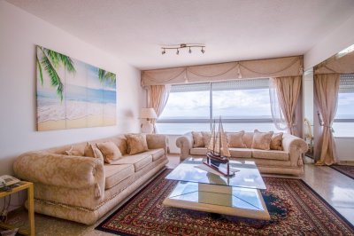 Venta de apartamento totalmente reciclado en Peninsula con bajos gastos comunes. Punta del Este, Uruguay.