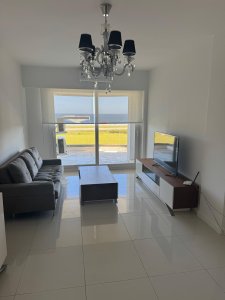Venta y Alquiler Anual Apartamento Punta del Este 2 Dormitorios frente al mar en Playa Mansa