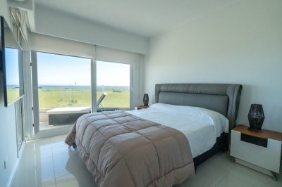 Apartamento en Venta 2 dormitorios con vista al mar Mansa Pinares AZURE TOWERS.  Punta del Este Uruguay