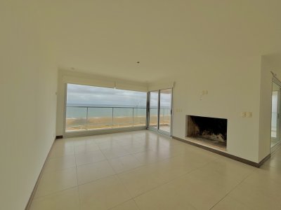 Departamento Ville de Mer Penthouse en Punta del Este Playa Mansa Pinares 2 garages estufa a leña