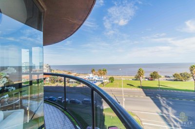 Venta apartamento, 3 suites más servicio con parrillero, frente al mar en Pocitos