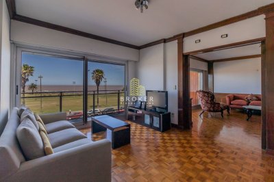 Venta De Apartamento 3 Dormitorios mas servicio Punta Carretas 2 Garages!