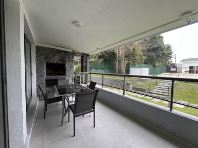 Oportunidad Apartamento en Venta de 1 Dormitorio y medio con Parrillero Garaje y Servicios San Rafael Punta del Este