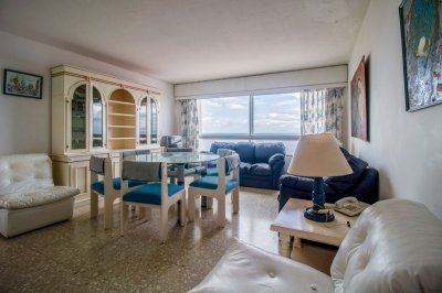 Venta de apartamento de tres dormitorios en Peninsula. Punta del Este, Uruguay.
