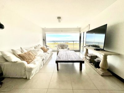Departamento Ville de Mer primera linea de Punta del Este frente al mar Playa Mansa