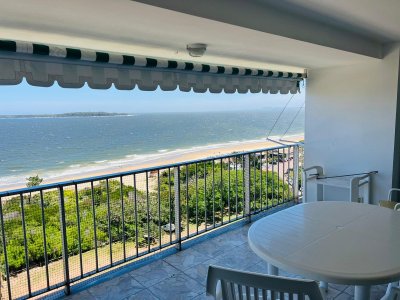 Apartamento de 3 dormitorios en Alquiler de Temporada Edificio Tamanaco Primera Linea Playa Mansa con servicio de Playa