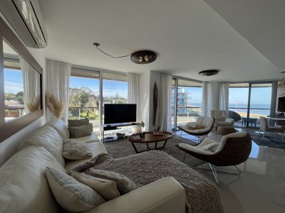 Apartamento en Venta 2 Dormitorios Frente al Mar en Playa Mansa Punta del Este 